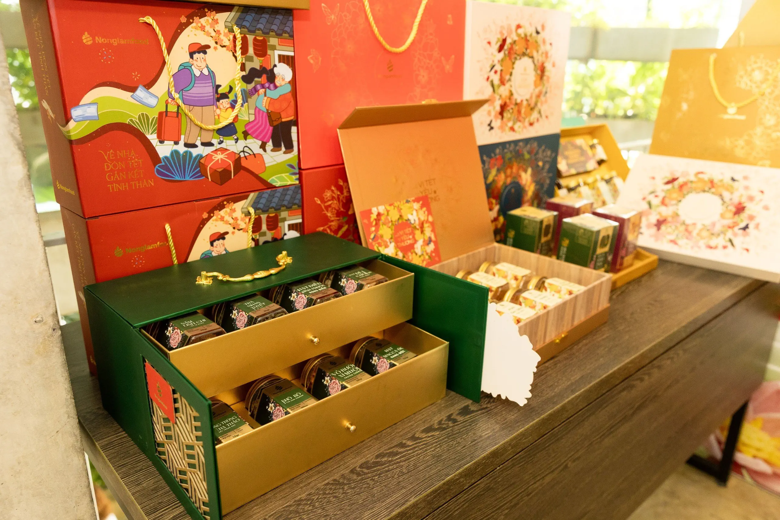 Ảnh Thực Tế Hộp Quà Tết 2024 Nông Lâm Food - Droppii Mall Ảnh Thực Tế Hộp Quà Tết 2024 Nông Lâm Food - Droppii Mall