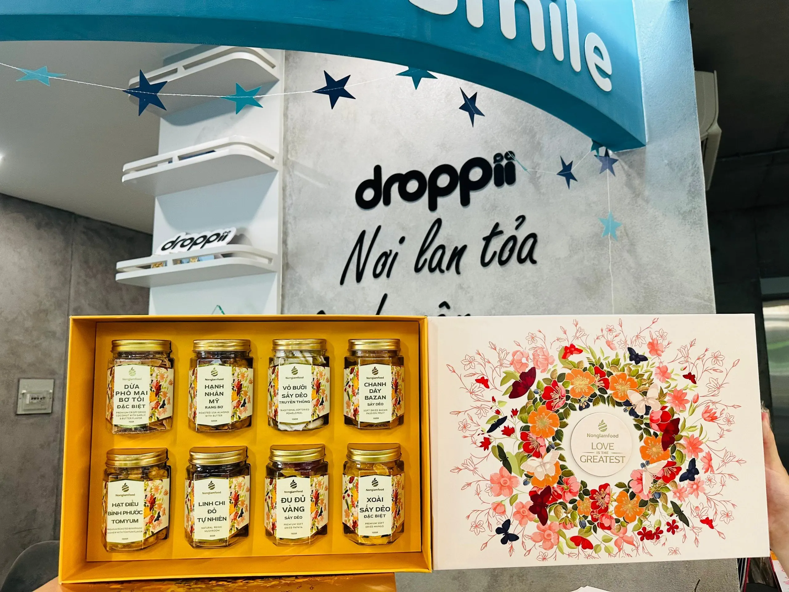 Ảnh Thực Tế Hộp Quà Tết 2024 Nông Lâm Food Xuân Hạnh Phúc - Droppii Mall Ảnh Thực Tế Hộp Quà Tết 2024 Nông Lâm Food Xuân Hạnh Phúc - Droppii Mall