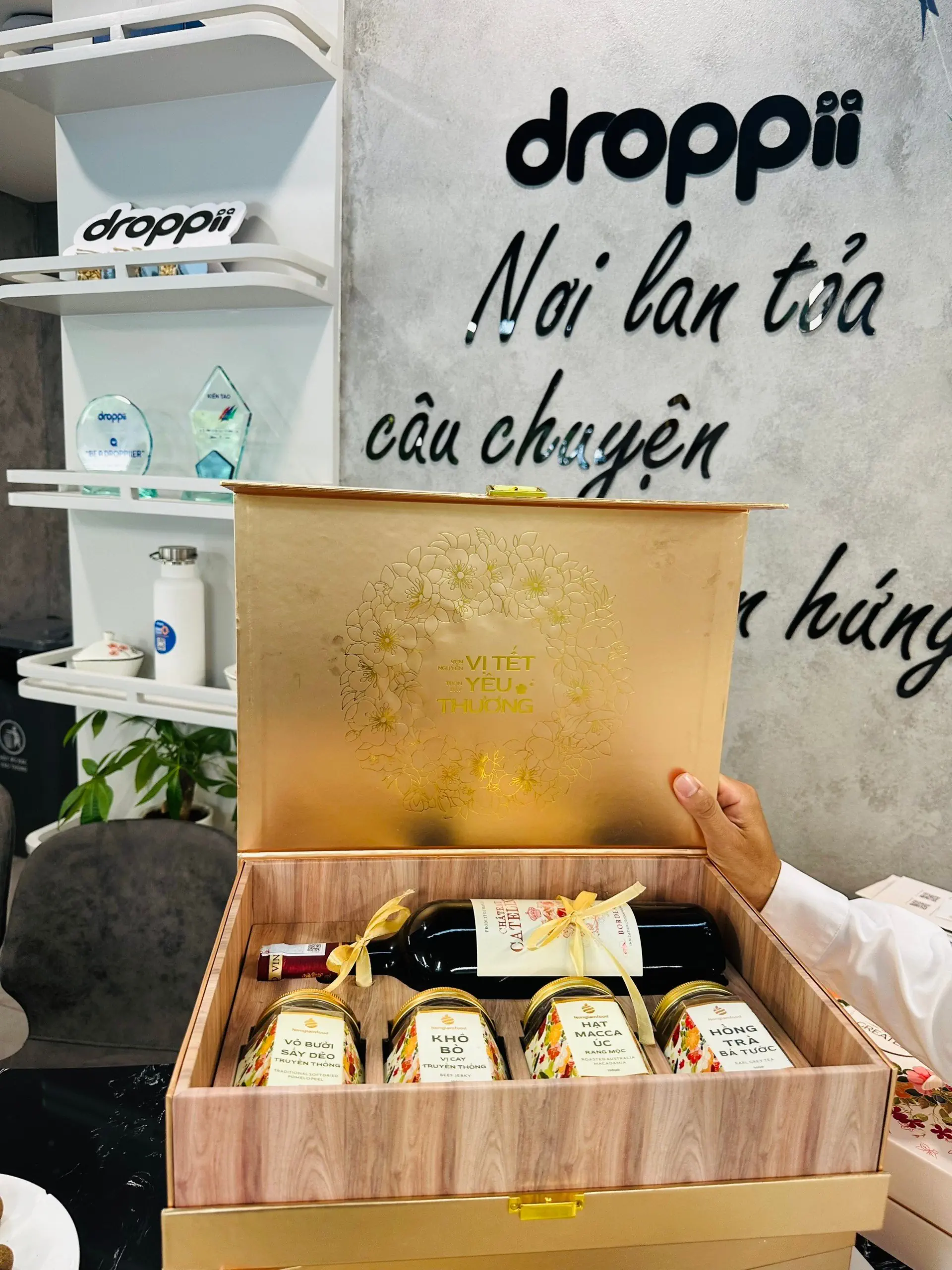Ảnh Thực Tế Hộp Quà Tết 2024 Nông Lâm Food Xuân Yêu Thương 02 - Droppii Mall Ảnh Thực Tế Hộp Quà Tết 2024 Nông Lâm Food Xuân Yêu Thương 02 - Droppii Mall